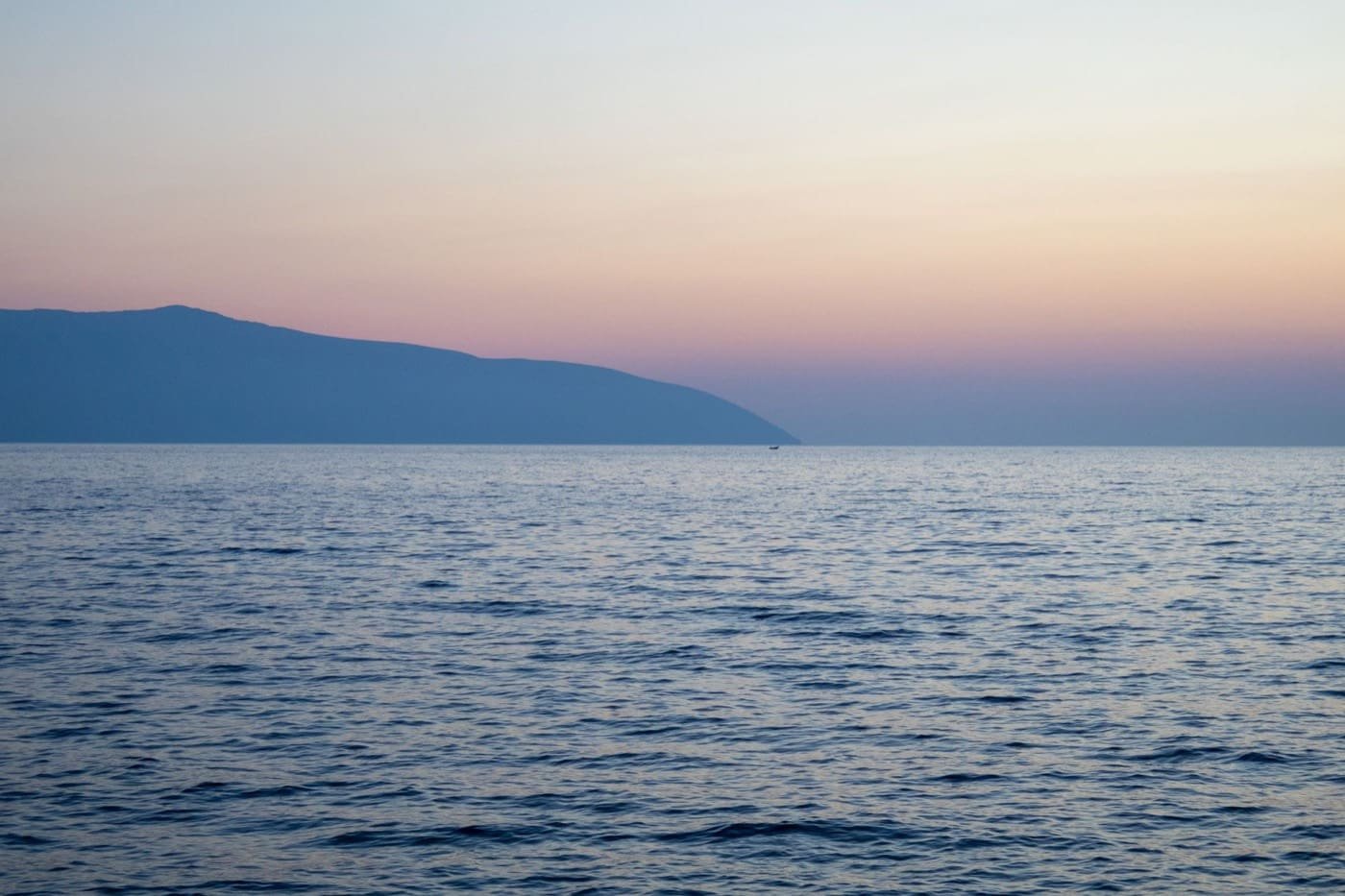 Mare calmo verso l’orizzonte